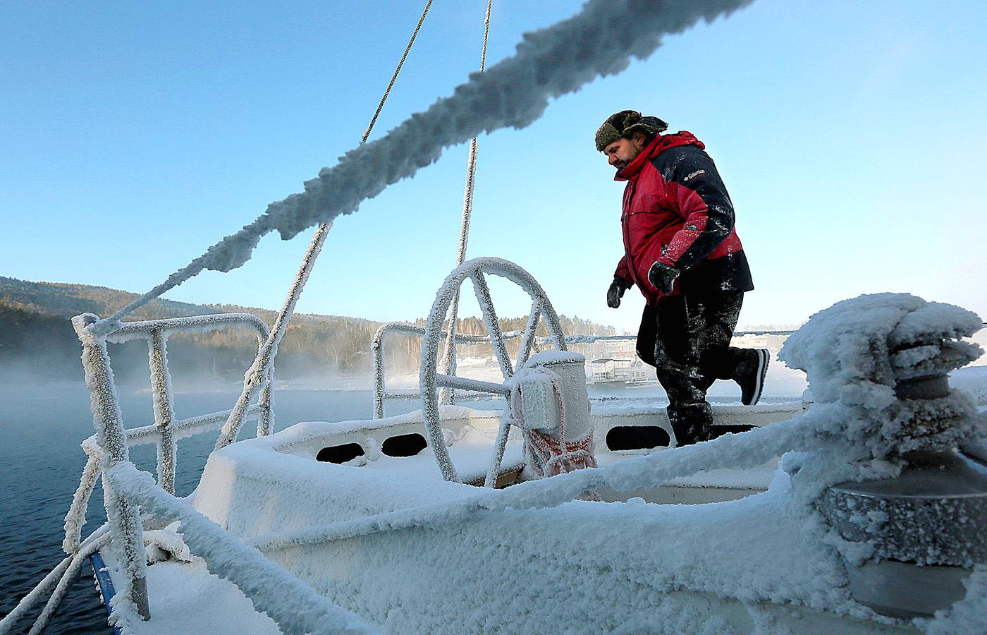 El Yeniséi es el principal río de Siberia. Su extensión de 4.093 kilómetros hasta desembocar en el Ártico lo convierte en uno de los más largos del mundo. Aunque hay numerosas leyendas sobre el origen de la palabra Yeniséi, la mayoría se inclina por «agua grande» o «río madre.» Sea como fuere, las temperaturas extraordinariamente bajas de las regiones por las que discurre le proporcionan una belleza inusual. Las fotografías están tomadas en la región de Karasnoyarsk, a unos 30 grados bajo cero.