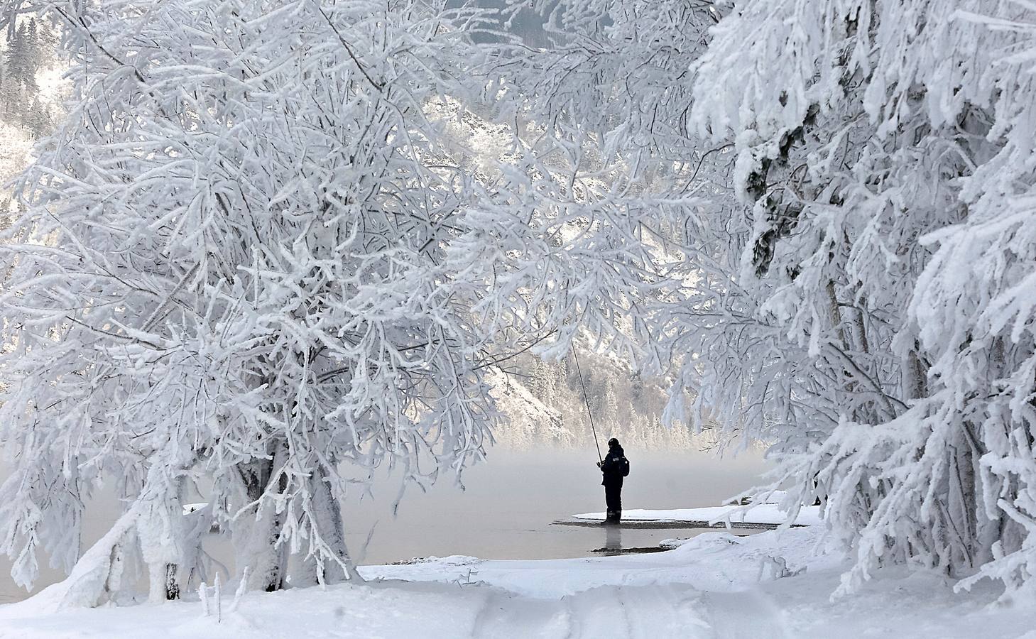 El Yeniséi es el principal río de Siberia. Su extensión de 4.093 kilómetros hasta desembocar en el Ártico lo convierte en uno de los más largos del mundo. Aunque hay numerosas leyendas sobre el origen de la palabra Yeniséi, la mayoría se inclina por «agua grande» o «río madre.» Sea como fuere, las temperaturas extraordinariamente bajas de las regiones por las que discurre le proporcionan una belleza inusual. Las fotografías están tomadas en la región de Karasnoyarsk, a unos 30 grados bajo cero.