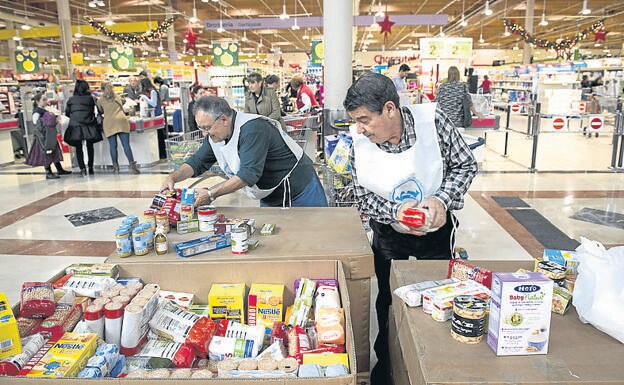 El Banco de Alimentos reparte a cientos de vecinos. 