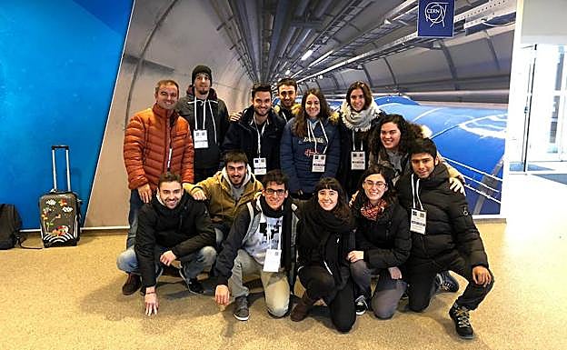 El grupo de universitarios posa junto al acelerador de partículas.