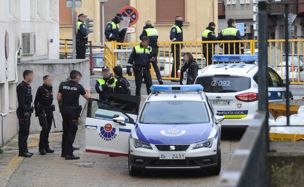 Patrullas de la Ertzaintza y la Policía Local han acudido para mediar en el conflicto.