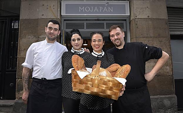 El joven equipo del último inquilino gastronómico del barrio de San Francisco.