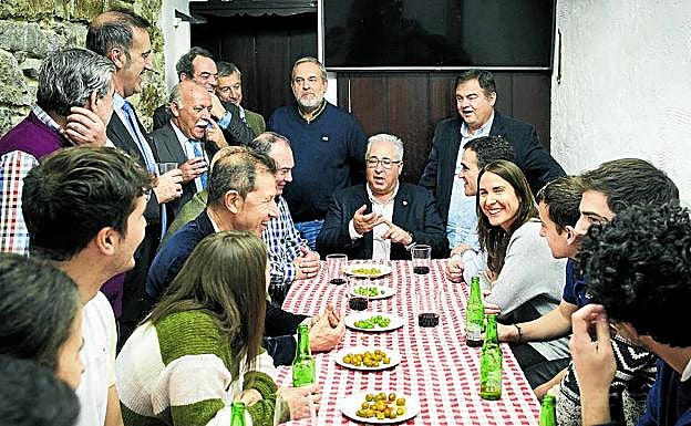Uribe-Echevarría inició ayer su campaña en un céntrico txoko de Bilbao. 