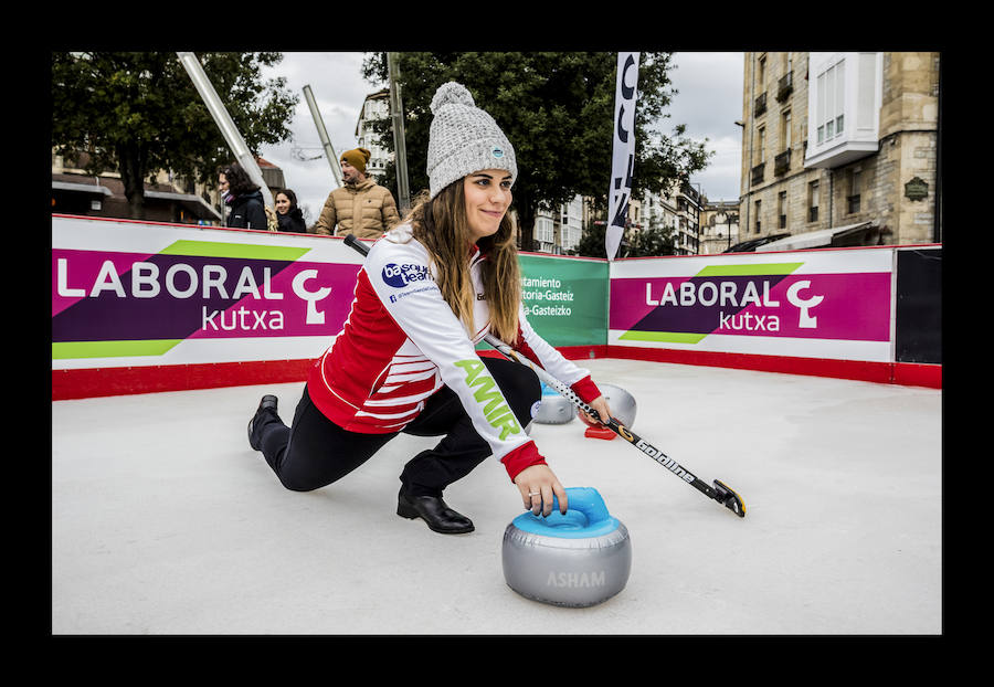 Fotos: La plaza de la Virgen Blanca se vuelve a transformar en una pista de hielo