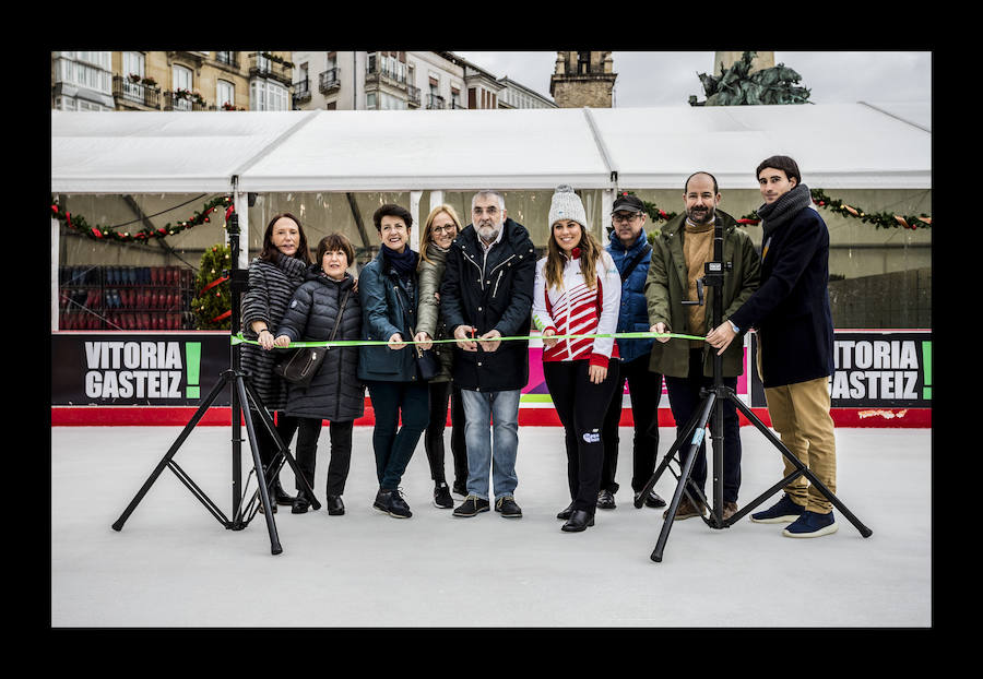 Fotos: La plaza de la Virgen Blanca se vuelve a transformar en una pista de hielo