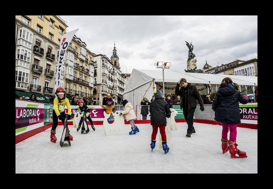 Fotos: La plaza de la Virgen Blanca se vuelve a transformar en una pista de hielo