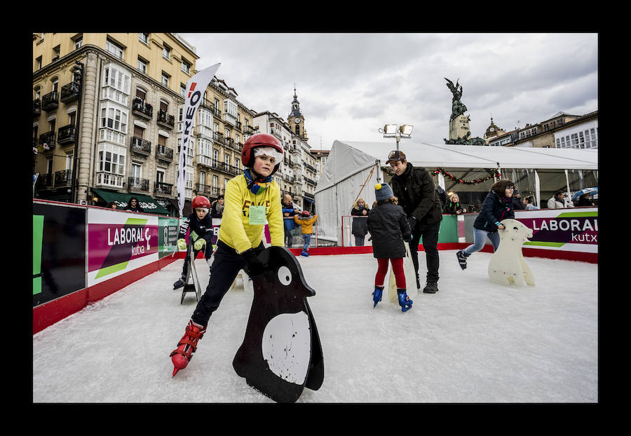 Fotos: La plaza de la Virgen Blanca se vuelve a transformar en una pista de hielo