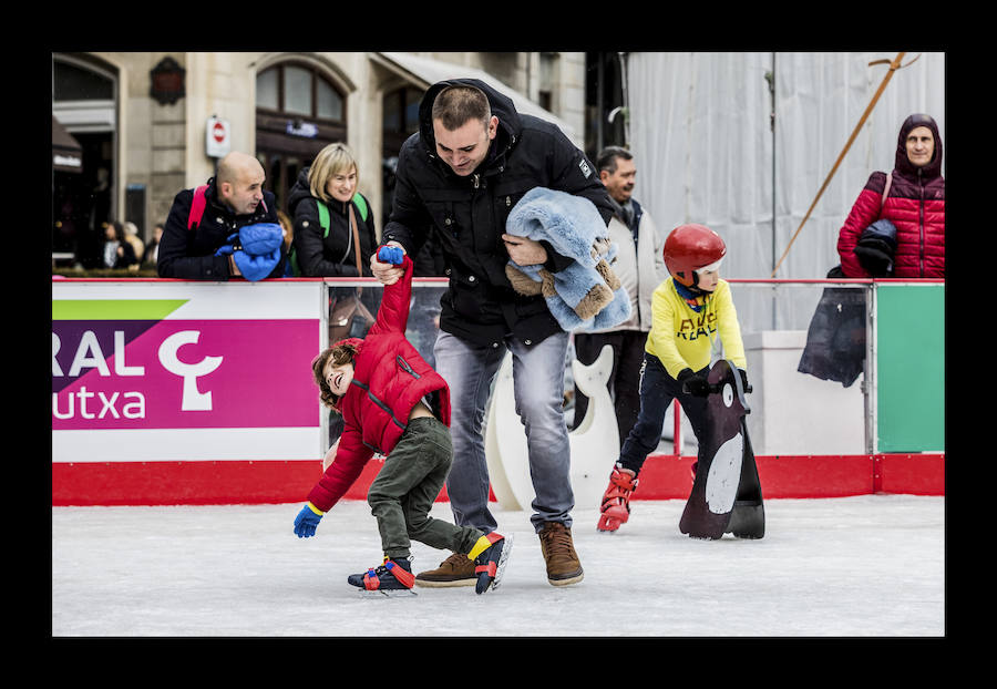 Fotos: La plaza de la Virgen Blanca se vuelve a transformar en una pista de hielo