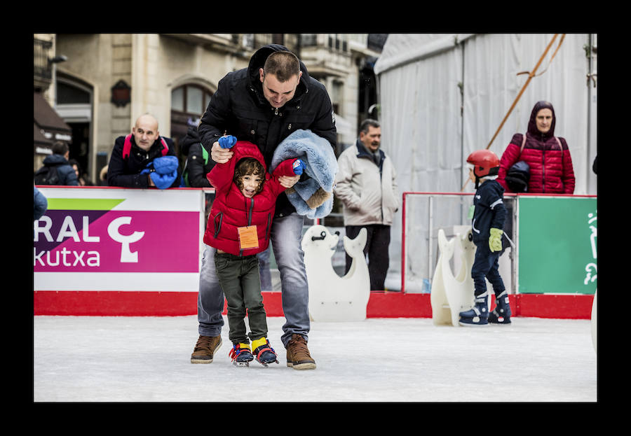 Fotos: La plaza de la Virgen Blanca se vuelve a transformar en una pista de hielo