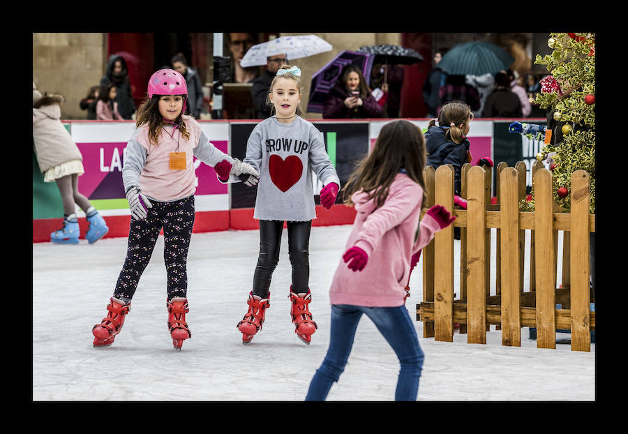 Fotos: La plaza de la Virgen Blanca se vuelve a transformar en una pista de hielo