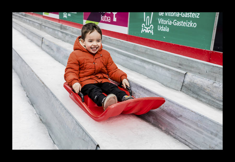 Fotos: La plaza de la Virgen Blanca se vuelve a transformar en una pista de hielo