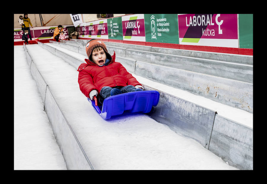 Fotos: La plaza de la Virgen Blanca se vuelve a transformar en una pista de hielo