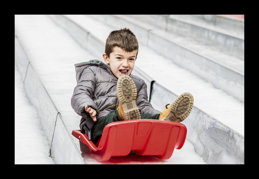 Fotos: La plaza de la Virgen Blanca se vuelve a transformar en una pista de hielo