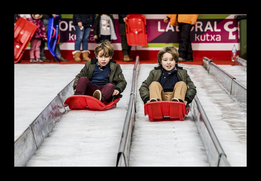 Fotos: La plaza de la Virgen Blanca se vuelve a transformar en una pista de hielo