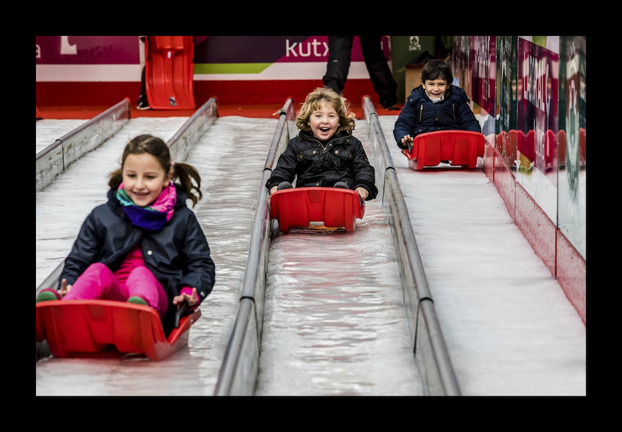 Fotos: La plaza de la Virgen Blanca se vuelve a transformar en una pista de hielo