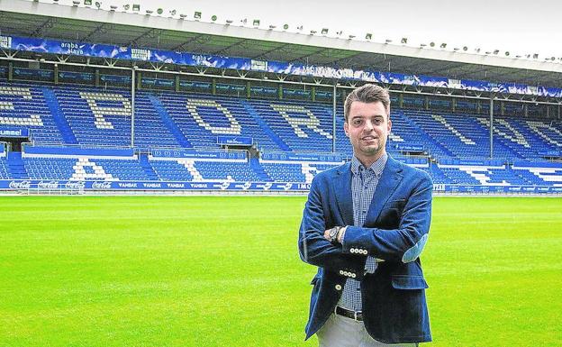 Mikel González, joven getxotarra al frente del fútbol base albiazul, en Mendizorroza . 