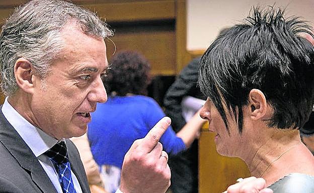 El lehendakari, Iñigo Urkullu, conversa con la portavoz de EH Bildu en el Parlamento, Maddalen Iriarte. 