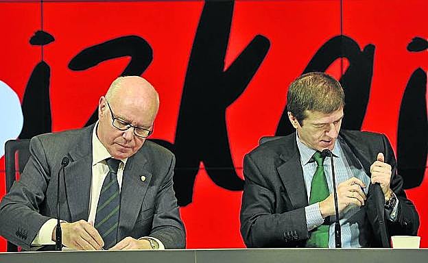 El diputado de Hacienda de Bizkaia junto al director. 