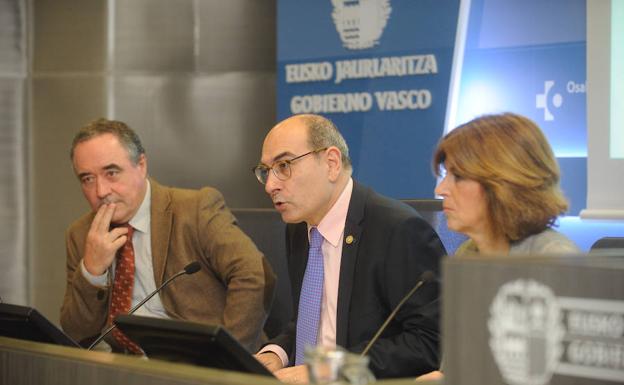 El consejero Jon Darpón durante la presentación de la última Encuesta de Salud.