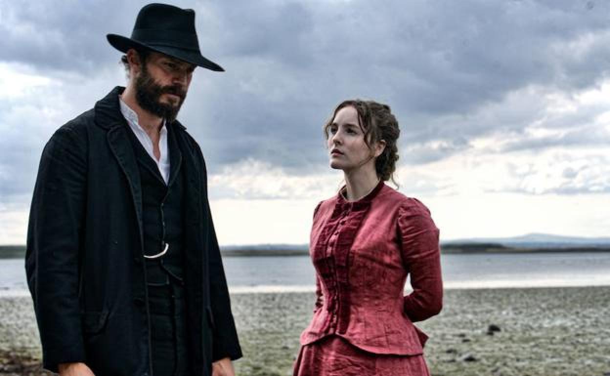 Jamie Dornan y Ann Skelly, en un fotograma de 'Death and Nightingales'.