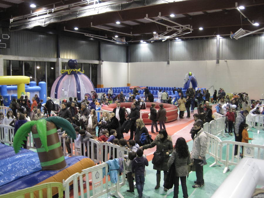 Centros escolares y familias de Bizkaia, así como de las provincias del entorno, aprovechan hoy la falta de colas en la primera jornada del PIN