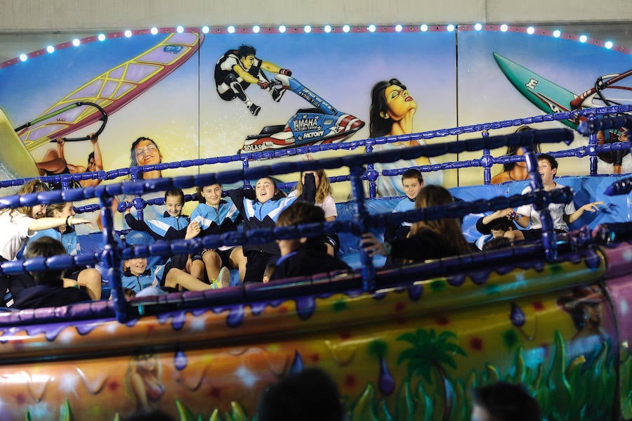 Centros escolares y familias de Bizkaia, así como de las provincias del entorno, aprovechan hoy la falta de colas en la primera jornada del PIN