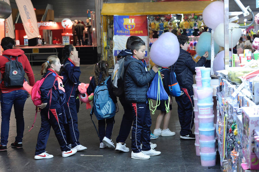 Centros escolares y familias de Bizkaia, así como de las provincias del entorno, aprovechan hoy la falta de colas en la primera jornada del PIN