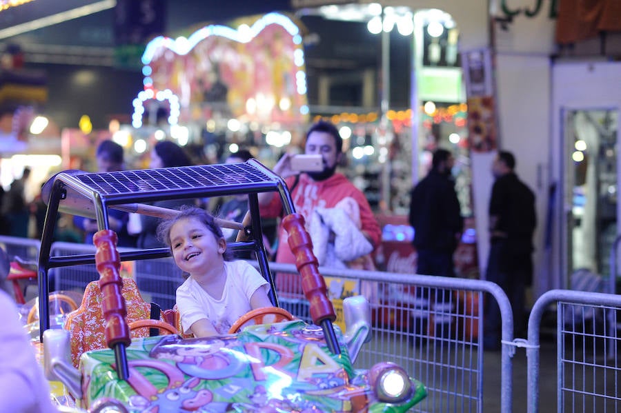 Centros escolares y familias de Bizkaia, así como de las provincias del entorno, aprovechan hoy la falta de colas en la primera jornada del PIN
