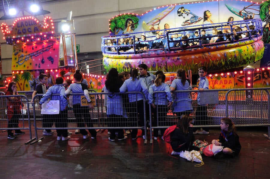 Centros escolares y familias de Bizkaia, así como de las provincias del entorno, aprovechan hoy la falta de colas en la primera jornada del PIN