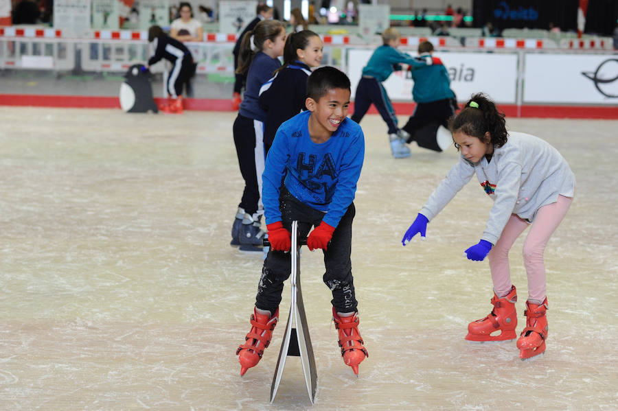 Centros escolares y familias de Bizkaia, así como de las provincias del entorno, aprovechan hoy la falta de colas en la primera jornada del PIN