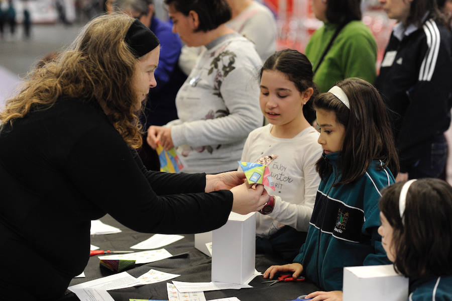 Centros escolares y familias de Bizkaia, así como de las provincias del entorno, aprovechan hoy la falta de colas en la primera jornada del PIN