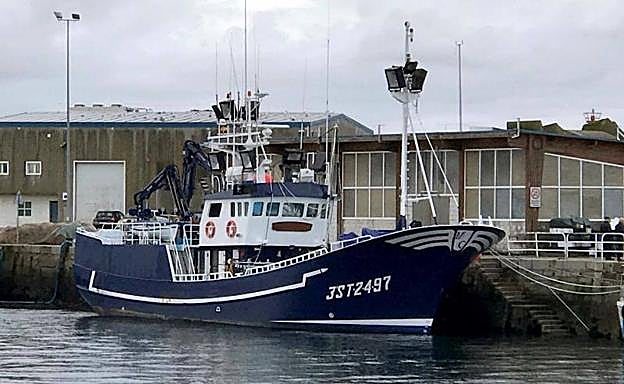 Vista del barco pesquero gemelo al que hoy ha naufragado.