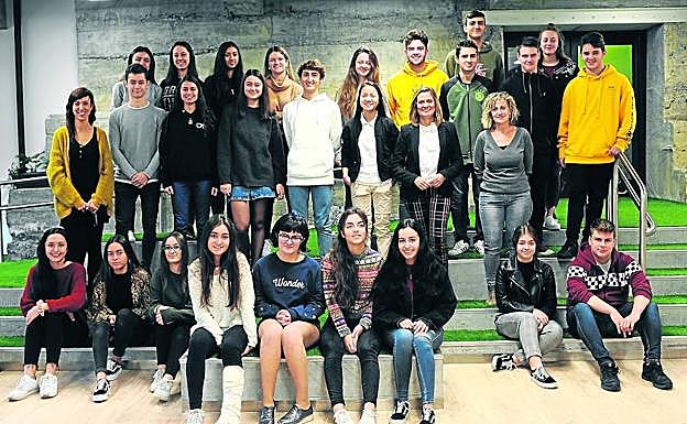 Alumnos de segundo de Bachillerato de El Regato, junto a la alcaldesa Amaia del Campo, su tutora, Arantza Basurko, y la directora del centro, Adelaida Tellitu .