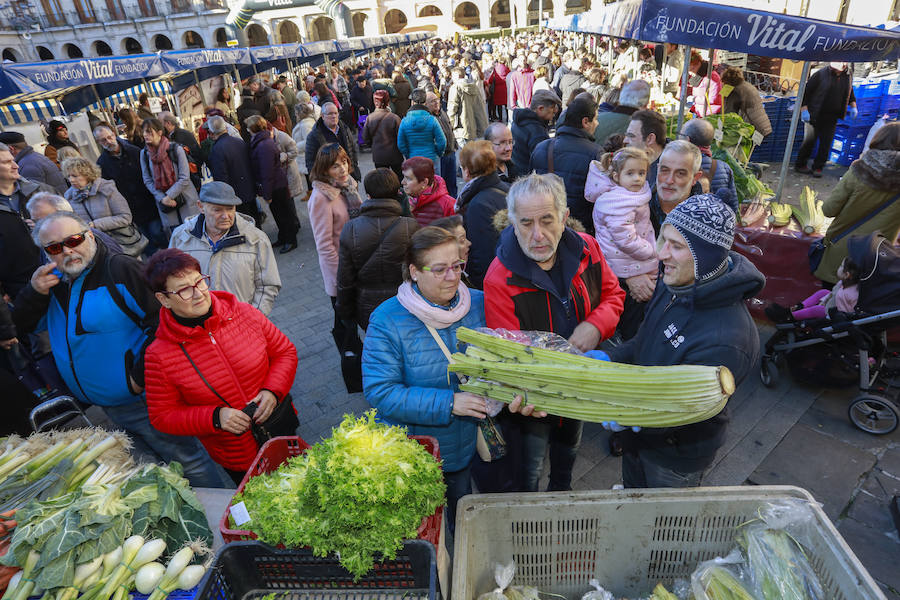 El buen tiempo ha animado a miles de ciudadanos a acercarse, un año más, a la plaza de España, donde más de un centenar de productores han ofrecido quesos, embutidos, pan, verduras, conservas y dulces para estas fiestas