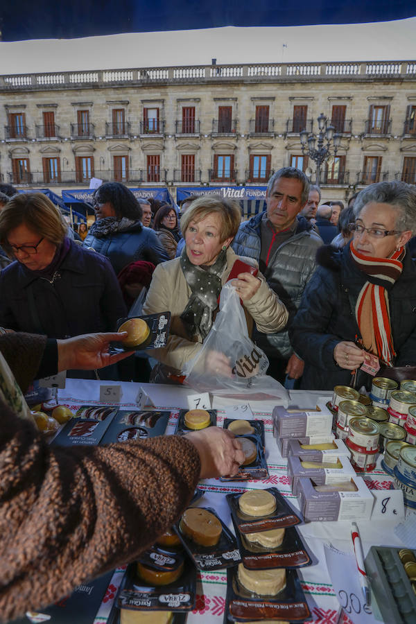 El buen tiempo ha animado a miles de ciudadanos a acercarse, un año más, a la plaza de España, donde más de un centenar de productores han ofrecido quesos, embutidos, pan, verduras, conservas y dulces para estas fiestas