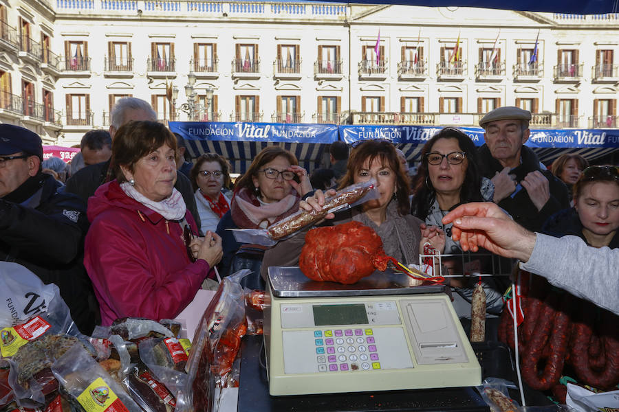 El buen tiempo ha animado a miles de ciudadanos a acercarse, un año más, a la plaza de España, donde más de un centenar de productores han ofrecido quesos, embutidos, pan, verduras, conservas y dulces para estas fiestas