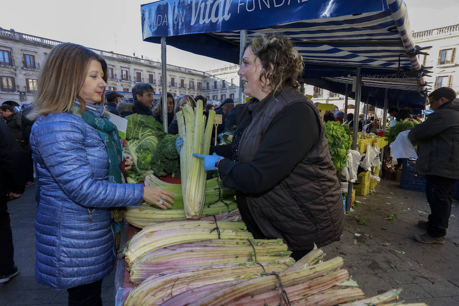 El buen tiempo ha animado a miles de ciudadanos a acercarse, un año más, a la plaza de España, donde más de un centenar de productores han ofrecido quesos, embutidos, pan, verduras, conservas y dulces para estas fiestas