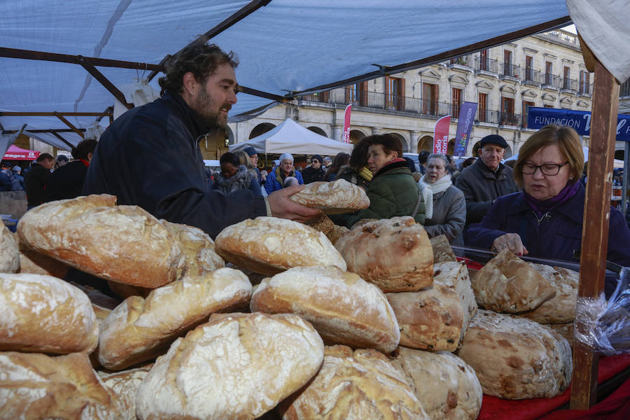 El buen tiempo ha animado a miles de ciudadanos a acercarse, un año más, a la plaza de España, donde más de un centenar de productores han ofrecido quesos, embutidos, pan, verduras, conservas y dulces para estas fiestas