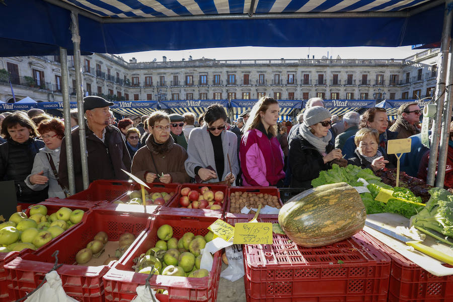 El buen tiempo ha animado a miles de ciudadanos a acercarse, un año más, a la plaza de España, donde más de un centenar de productores han ofrecido quesos, embutidos, pan, verduras, conservas y dulces para estas fiestas