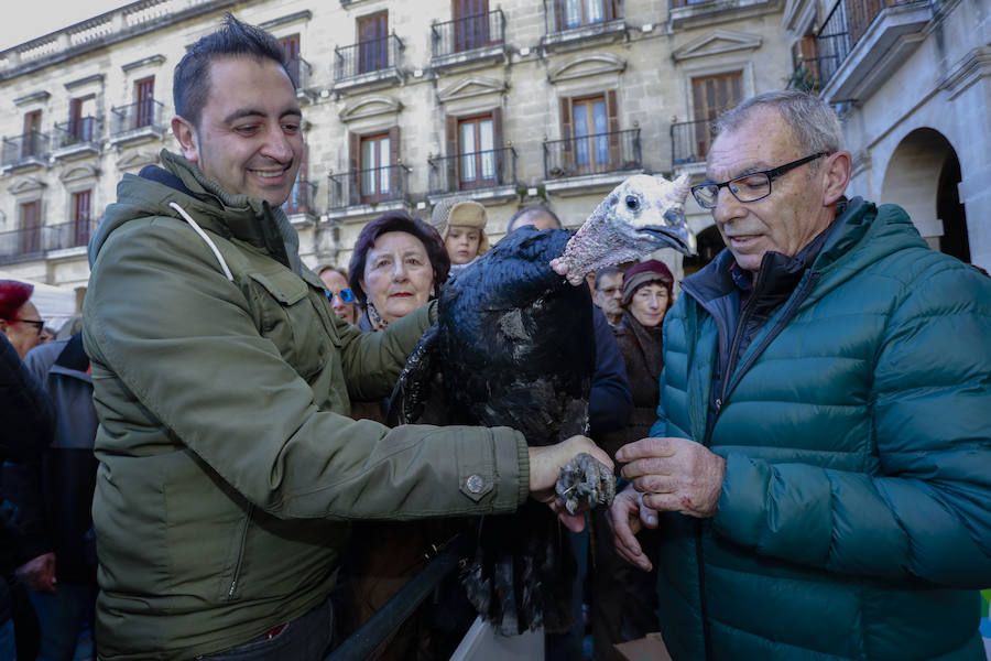 El buen tiempo ha animado a miles de ciudadanos a acercarse, un año más, a la plaza de España, donde más de un centenar de productores han ofrecido quesos, embutidos, pan, verduras, conservas y dulces para estas fiestas
