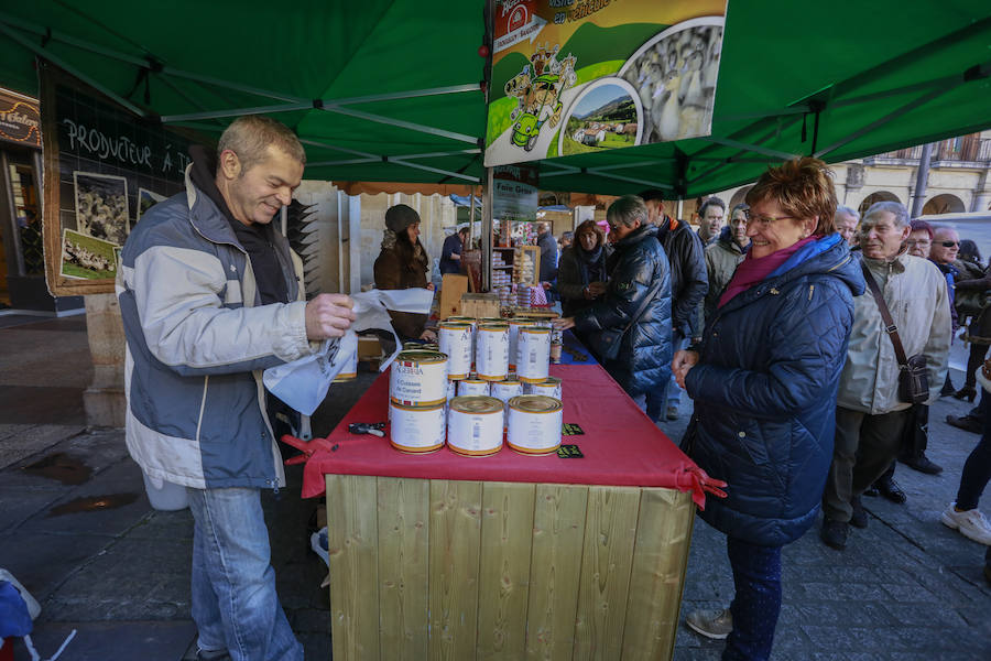 El buen tiempo ha animado a miles de ciudadanos a acercarse, un año más, a la plaza de España, donde más de un centenar de productores han ofrecido quesos, embutidos, pan, verduras, conservas y dulces para estas fiestas