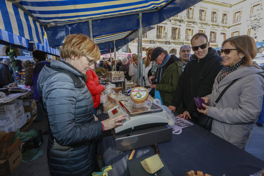 El buen tiempo ha animado a miles de ciudadanos a acercarse, un año más, a la plaza de España, donde más de un centenar de productores han ofrecido quesos, embutidos, pan, verduras, conservas y dulces para estas fiestas