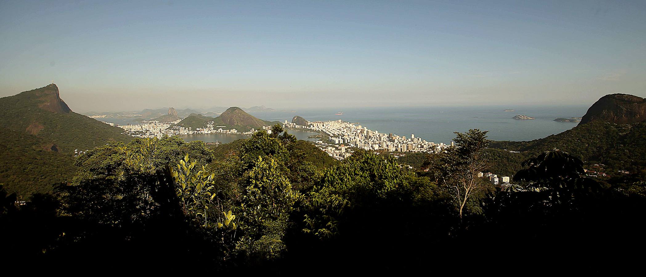 Hoy comienza el verano austral. Pero las playas de Río de Janeiro ya están llenas de bañistas desde hace unas semanas. Y es que el calor aprieta. El martes los termómetros alcanzaron 40,7 grados en la zona oeste de la ciudad, en el que ha sido el día más caluroso en varios años, con una sensación térmica de 45 grados. El mar está calmado y apenas hay olas en las transparentes aguas. Las imágenes han sido tomadas en la Floresta de Tijuca, el bosque urbano más grande del mundo, y en los arenales del oeste de Río.