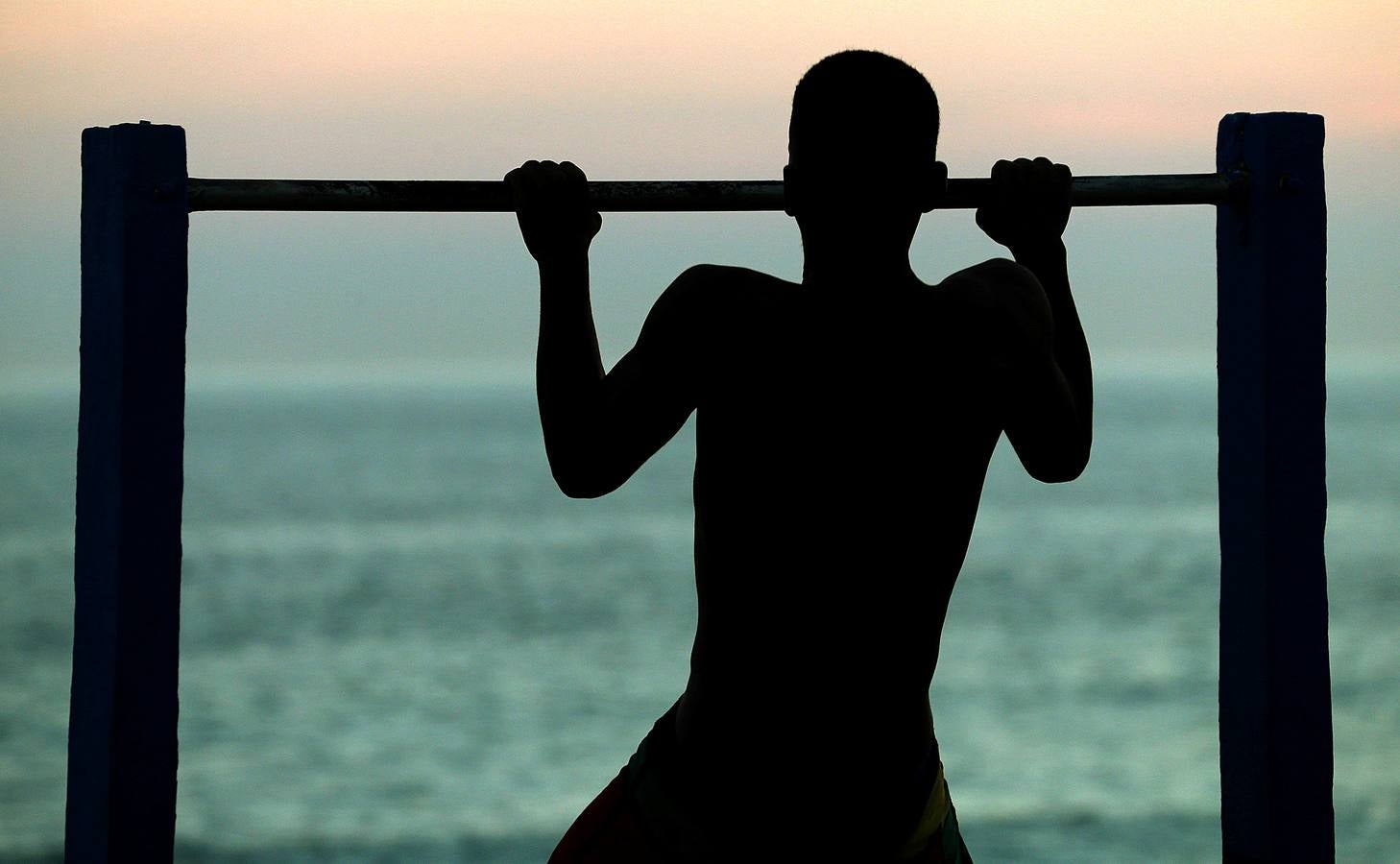 Hoy comienza el verano austral. Pero las playas de Río de Janeiro ya están llenas de bañistas desde hace unas semanas. Y es que el calor aprieta. El martes los termómetros alcanzaron 40,7 grados en la zona oeste de la ciudad, en el que ha sido el día más caluroso en varios años, con una sensación térmica de 45 grados. El mar está calmado y apenas hay olas en las transparentes aguas. Las imágenes han sido tomadas en la Floresta de Tijuca, el bosque urbano más grande del mundo, y en los arenales del oeste de Río.