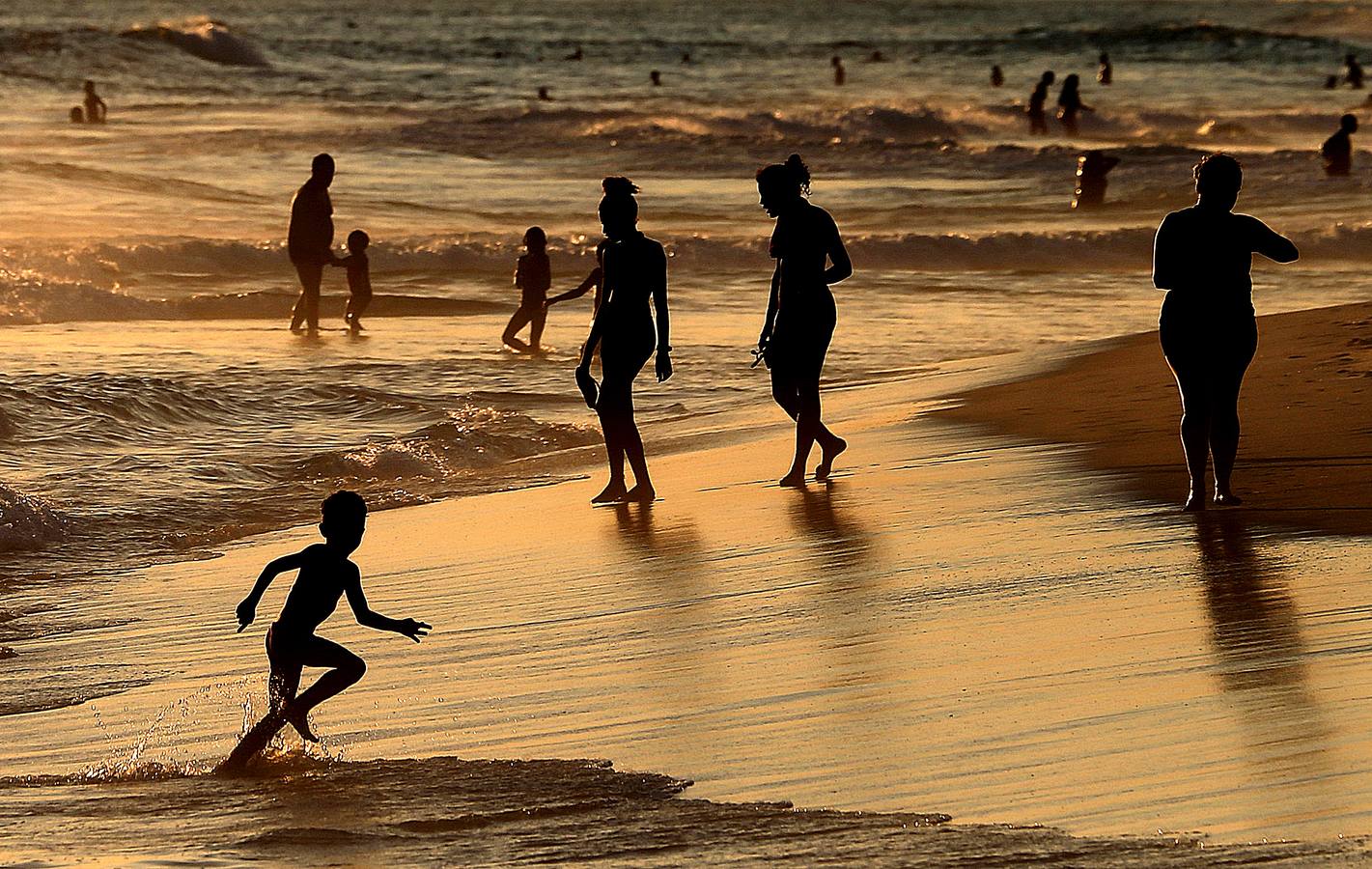 Hoy comienza el verano austral. Pero las playas de Río de Janeiro ya están llenas de bañistas desde hace unas semanas. Y es que el calor aprieta. El martes los termómetros alcanzaron 40,7 grados en la zona oeste de la ciudad, en el que ha sido el día más caluroso en varios años, con una sensación térmica de 45 grados. El mar está calmado y apenas hay olas en las transparentes aguas. Las imágenes han sido tomadas en la Floresta de Tijuca, el bosque urbano más grande del mundo, y en los arenales del oeste de Río.