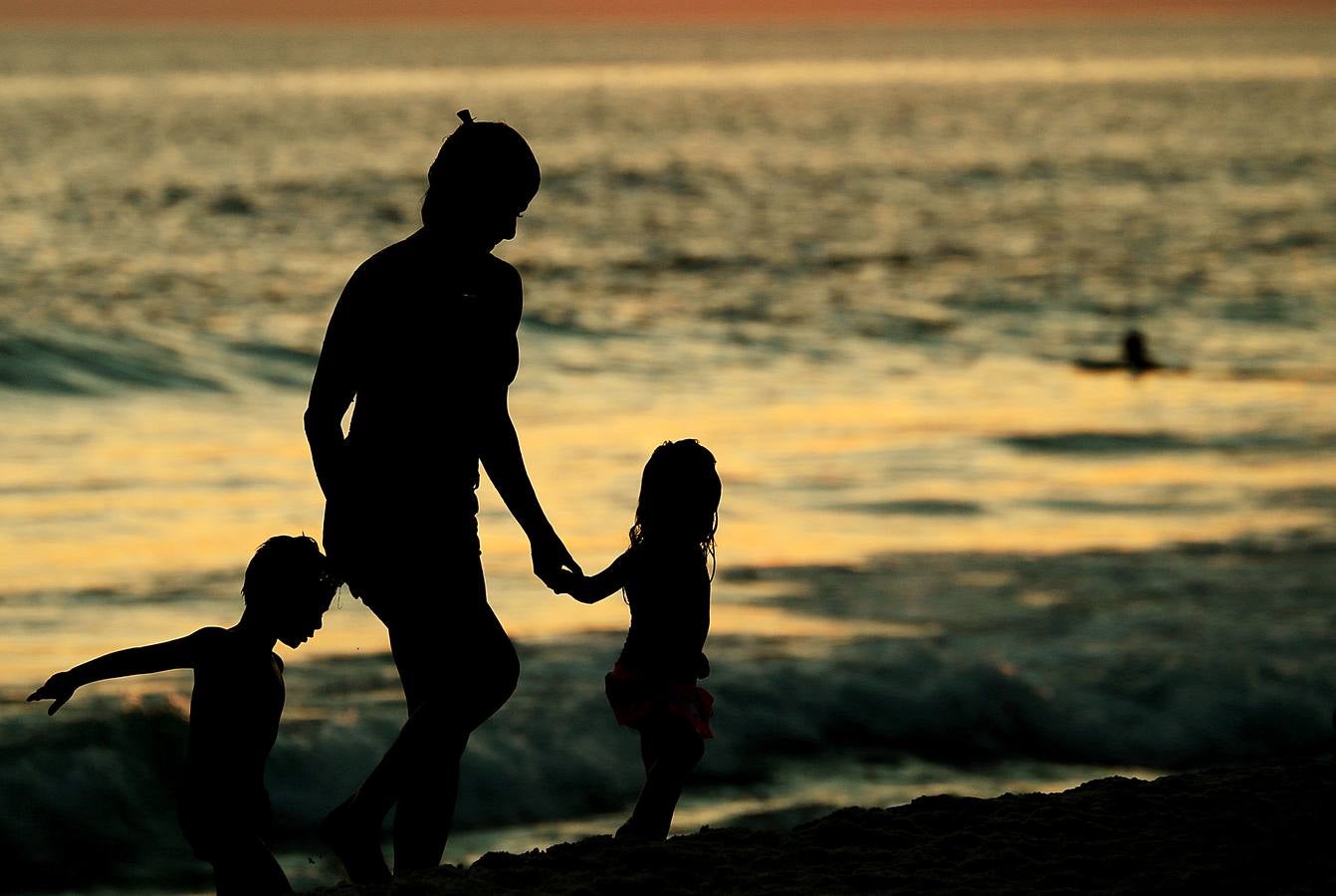 Hoy comienza el verano austral. Pero las playas de Río de Janeiro ya están llenas de bañistas desde hace unas semanas. Y es que el calor aprieta. El martes los termómetros alcanzaron 40,7 grados en la zona oeste de la ciudad, en el que ha sido el día más caluroso en varios años, con una sensación térmica de 45 grados. El mar está calmado y apenas hay olas en las transparentes aguas. Las imágenes han sido tomadas en la Floresta de Tijuca, el bosque urbano más grande del mundo, y en los arenales del oeste de Río.