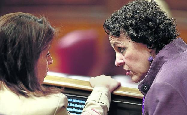 Congreso. La ministra de Trabajo, Magdalena Valerio, ayer con la portavoz socialista en la Cámara, Adriana Lastra. 