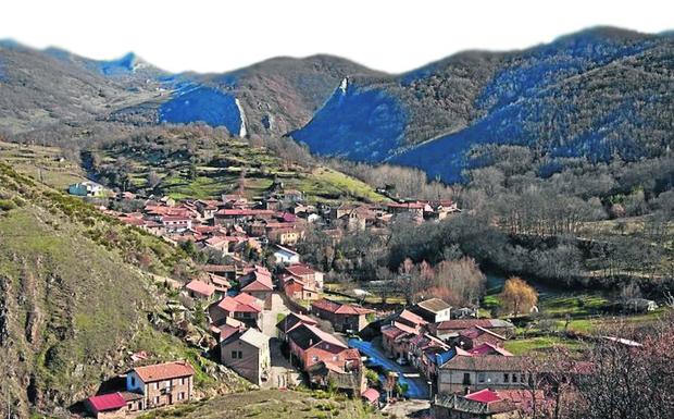 Orzonaga se alza entre colinas boscosas y conserva buenos ejemplos de arquitectura rural.