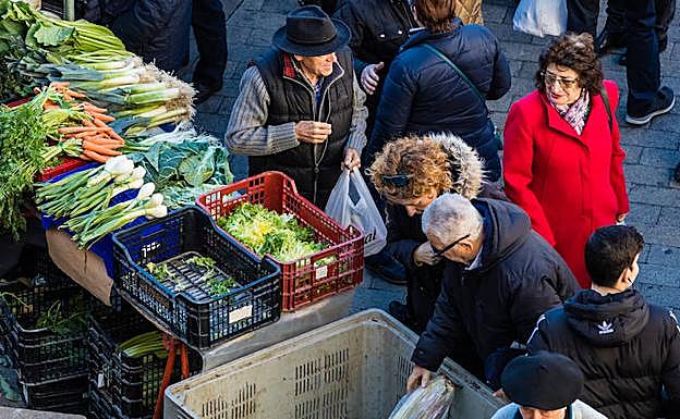 El mercado de Navidad de Vitoria, este jueves. 