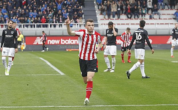 Iñigo Vicente festeja un gol en Lezama. 